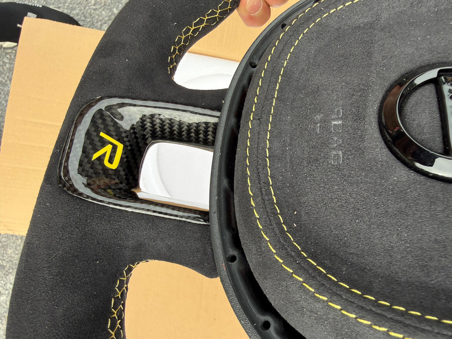 Volvo custom ratt full Alcantara med gula detaljer