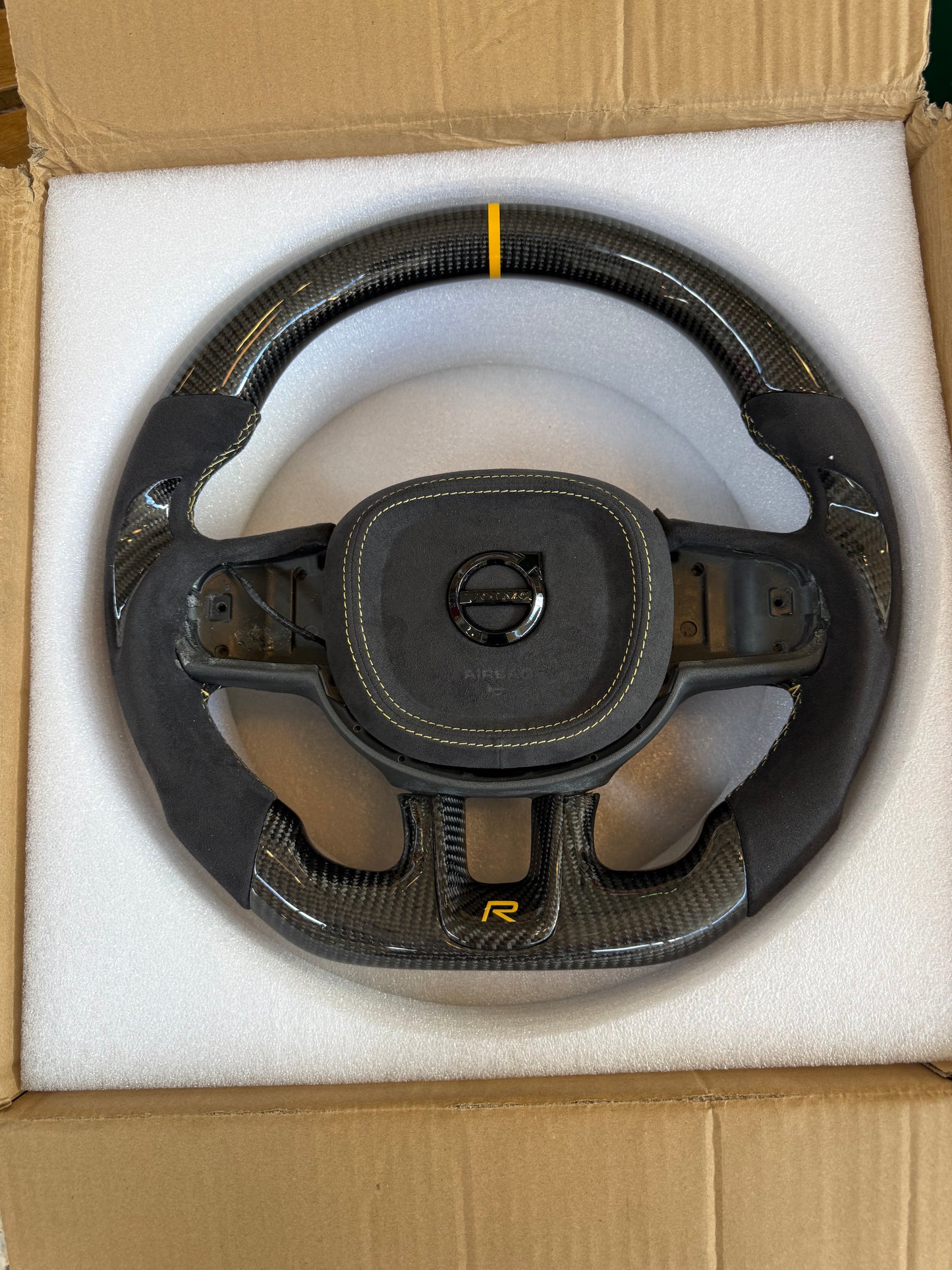 Volvo Custom ratt Alcantara & kolfiber