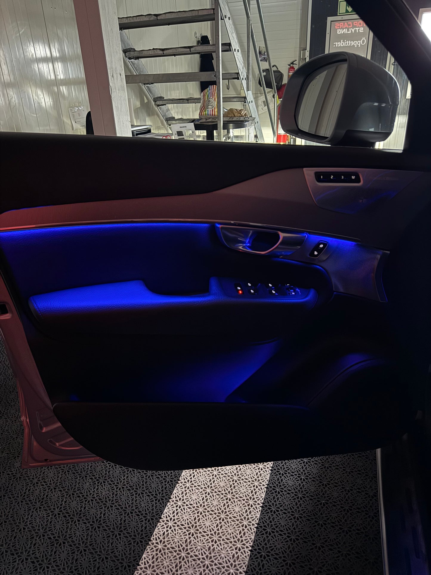 Volvo XC90 Ambinet belysning med montering