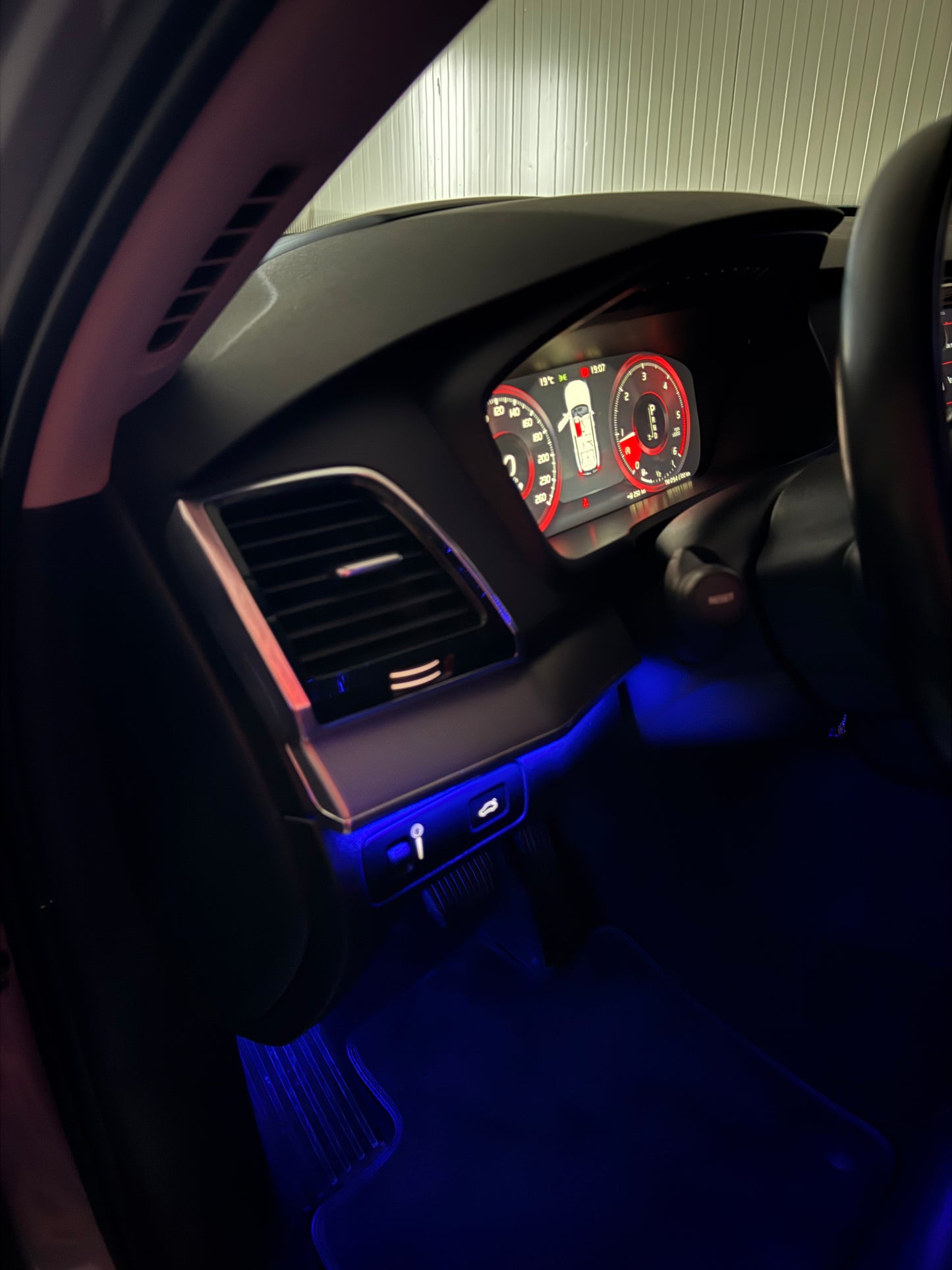 Volvo XC90 Ambinet belysning med montering