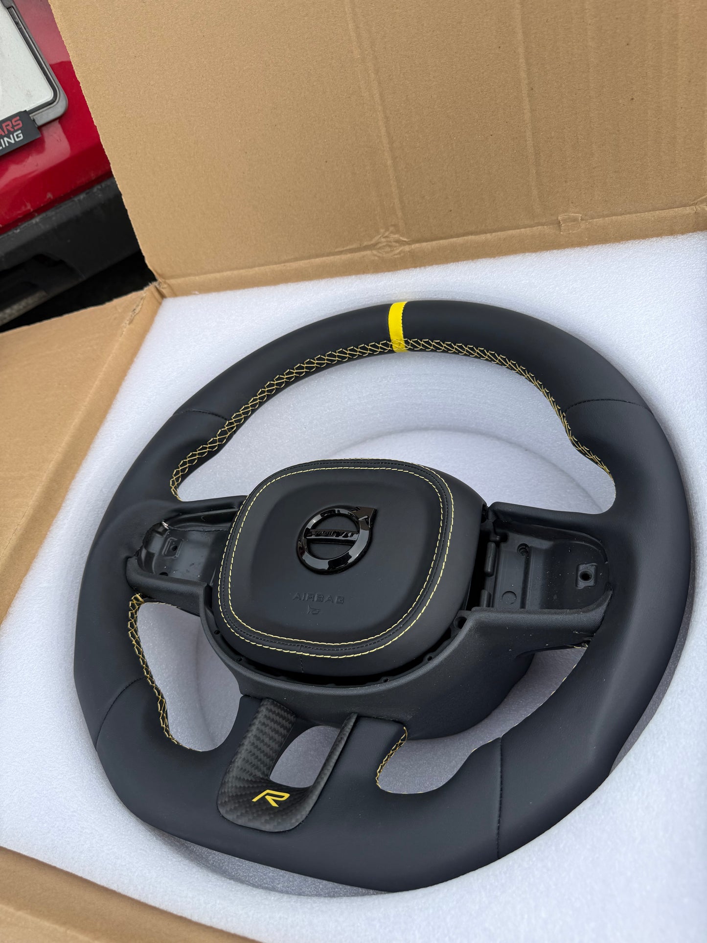 Volvo Custom ratt läder med gula detaljer