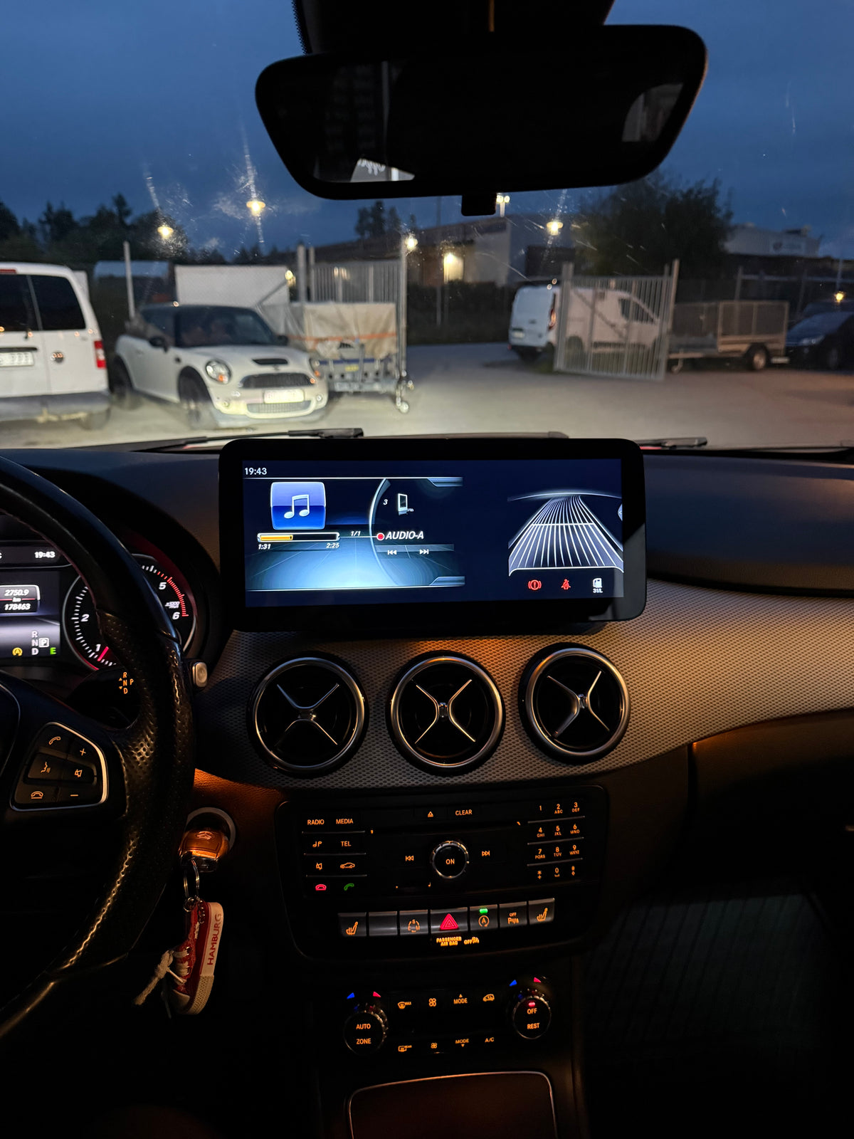 Mercedes B klass CarPlay skärm inkl. Montering
